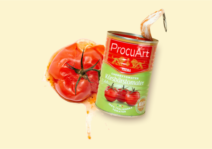 En krossad tomat och en paketerad tomatburk 